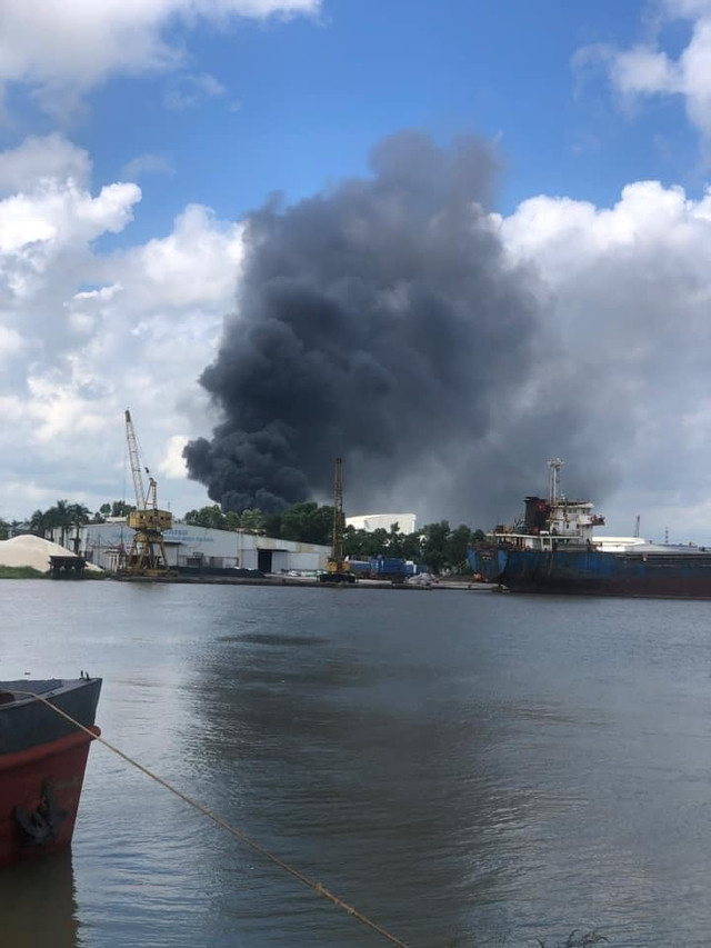 Khi xảy ra cháy, trong nhà xưởng có hai công nhân đang pha chế nguyên vật liệu in và bị bỏng nhẹ nhưng đã được đưa ra ngoài cấp cứu kịp thời. Lực lượng PCCC đã khống chế, ngăn không cho ngọn lửa cháy lan sang các kho hàng, nhà xưởng liền kề. Hiện, nguyên nhân vụ cháy đang được cơ quan chức năng TP Hải Phòng xác minh, làm rõ. Ảnh: CTV &gt;&gt;&gt; Mời độc giả xem thêm video Cháy nhà tại TP.HCM, hai vợ chồng cùng con gái 3 tuổi tử vong: