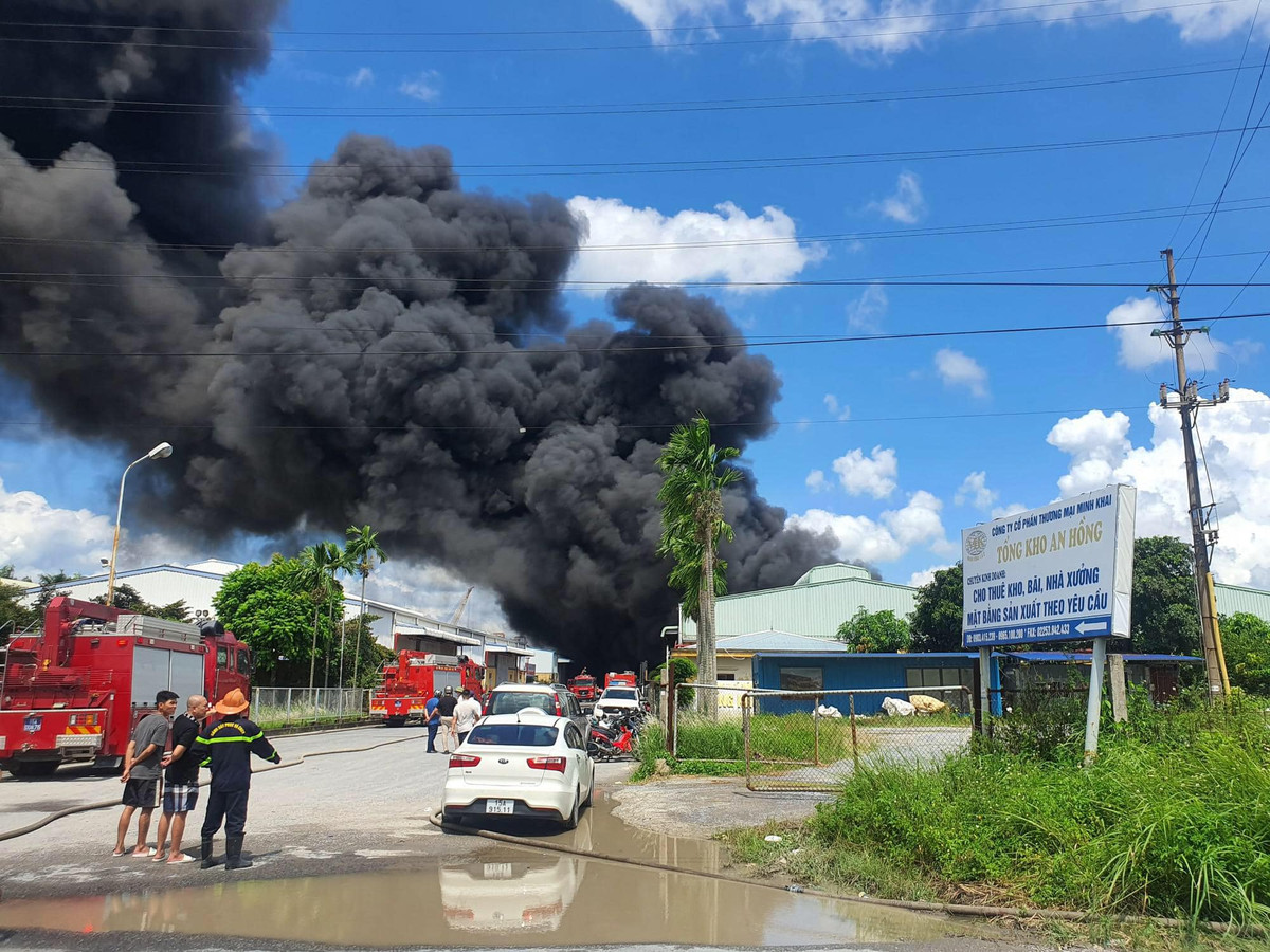 Nhận được tin, phòng Cảnh sát PCCC &amp; CNCH Công an TP Hải Phòng đã huy động hàng chục xe chữa cháy chuyên dụng cùng hàng trăm cán bộ, chiến sĩ tham gia chữa cháy, cứu nạn đồng thời ngăn đám cháy lan ra khu vực nhà xưởng khác. Ảnh: CTV