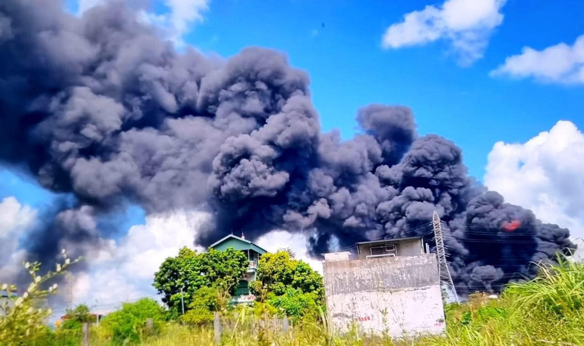 Lúc đó công nhân đang làm việc thì phát hiện cháy tại thùng hàng phía dưới nhà xưởng. Ảnh: CTV