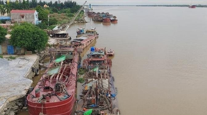 An nao cho ke chu muu khai thac cat lau tren song Van Uc?