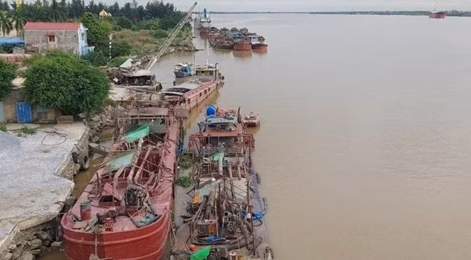 An nao cho ke chu muu khai thac cat lau tren song Van Uc?