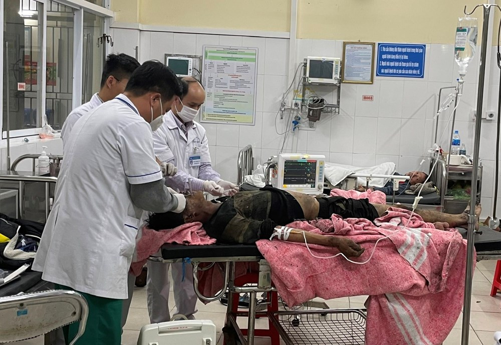 Hai Phong: Cuu mot nguoi mac ket trong dam chay bi suy ho hap-Hinh-2