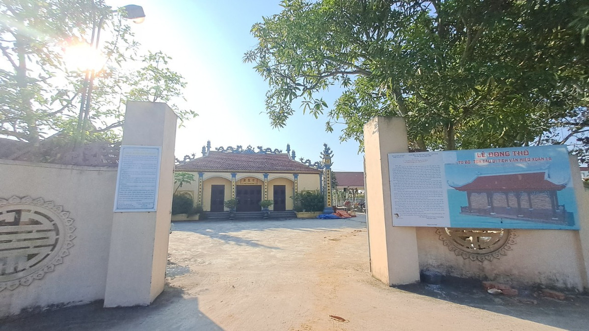 Không ai biết được sự chính xác của câu chuyện mà các cụ cao niên vẫn kể cho con cháu nghe nhưng dân trong làng tin lắm, họ tin vào lời nguyền đá nổi và nhất là sau khi có những chuyện kỳ lạ khác nữa xảy ra. Đó là chuyện mùa thi sau khi người ta tìm thấy cây thạch trụ thì bỗng nhiên trong làng có mấy em đỗ vào đại học, rồi câu chuyện về con gái của một bác sỹ thú y. 