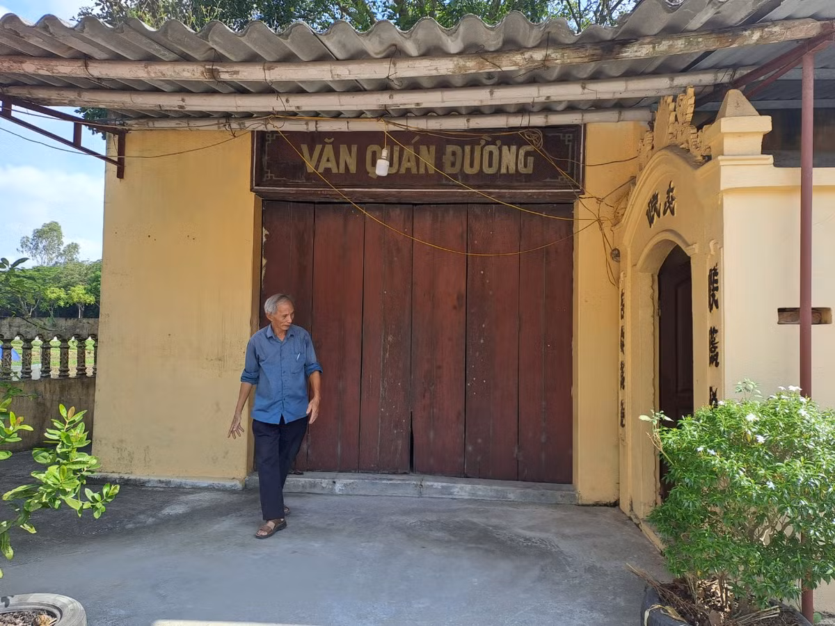 Cô bé học giỏi nhưng lận đận về đường thi cử, đã mấy năm chăm chỉ đèn sách mà đi thi trượt vẫn hoàn trượt. Vị bác sỹ này cũng tìm đủ mọi cách, cho con ôn luyện thi ở khắp những địa chỉ có tiếng trong thành phố nhưng vẫn không có kết quả. Đang lúc nản trí thì ông gặp một người bạn, sau khi nghe bạn kể xong về Văn Miếu ông về nhà sắm lễ lên Văn Miếu thành tâm cầu khấn. Quả nhiên năm đó con gái ông đỗ đại học với số điểm cao chót vót. Tiếng thơm Văn Miếu bắt đầu lan tỏa từ đấy.