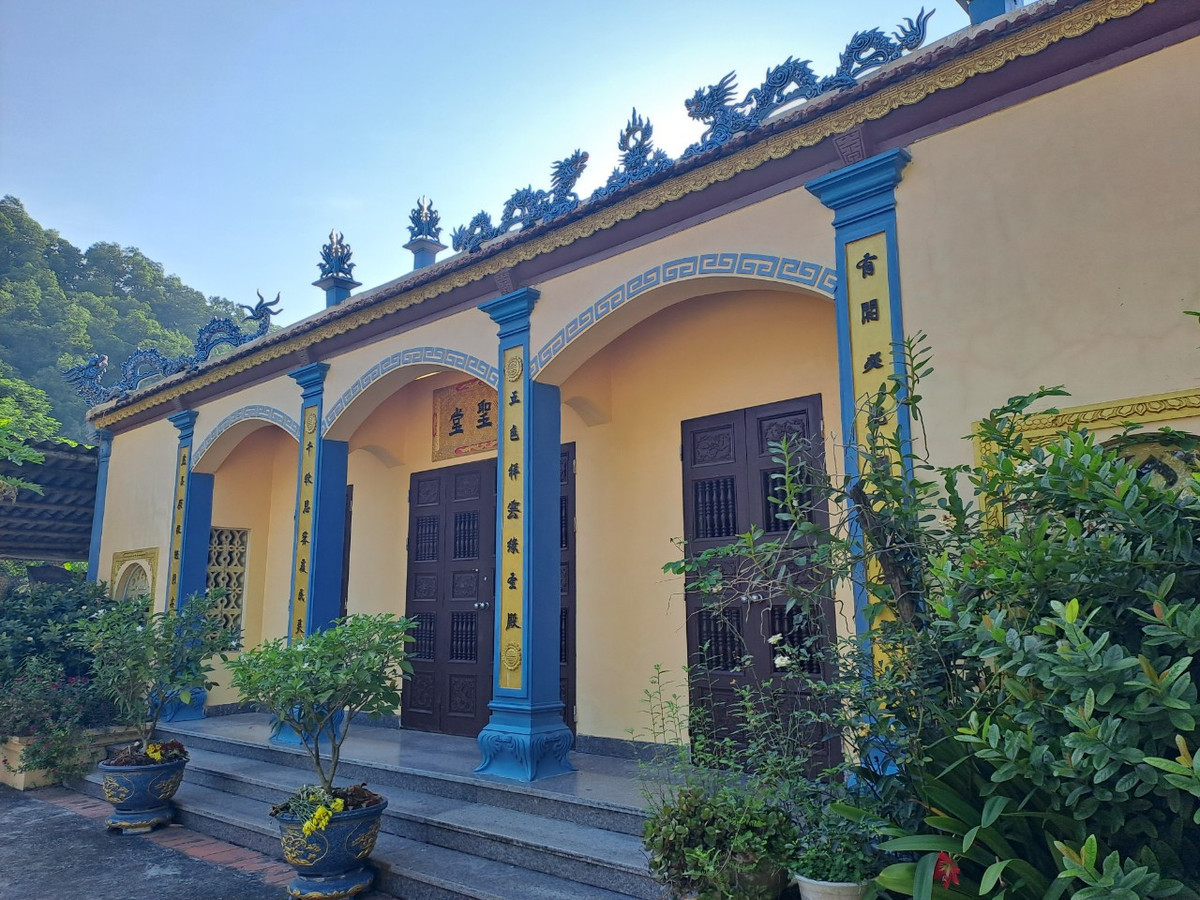 Năm 1947 thực hiện tiêu thổ kháng chiến, làng dỡ tòa nhà tiền tế và nhà hai bên giải vũ, đốn chặt hết cây, chỉ để lại điện thánh. Năm 1951 giặc Pháp bắn pháo từ Kiến an về làm sập Văn Miếu nhưng 5 pho tượng đá và 2 văn bia vẫn nguyên vẹn đứng trên nền Miếu.