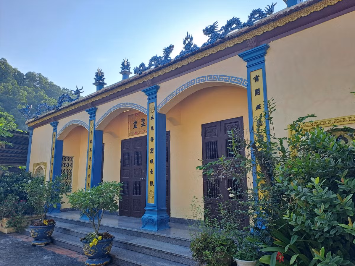 Năm 1947 thực hiện tiêu thổ kháng chiến, làng dỡ tòa nhà tiền tế và nhà hai bên giải vũ, đốn chặt hết cây, chỉ để lại điện thánh. Năm 1951 giặc Pháp bắn pháo từ Kiến an về làm sập Văn Miếu nhưng 5 pho tượng đá và 2 văn bia vẫn nguyên vẹn đứng trên nền Miếu.