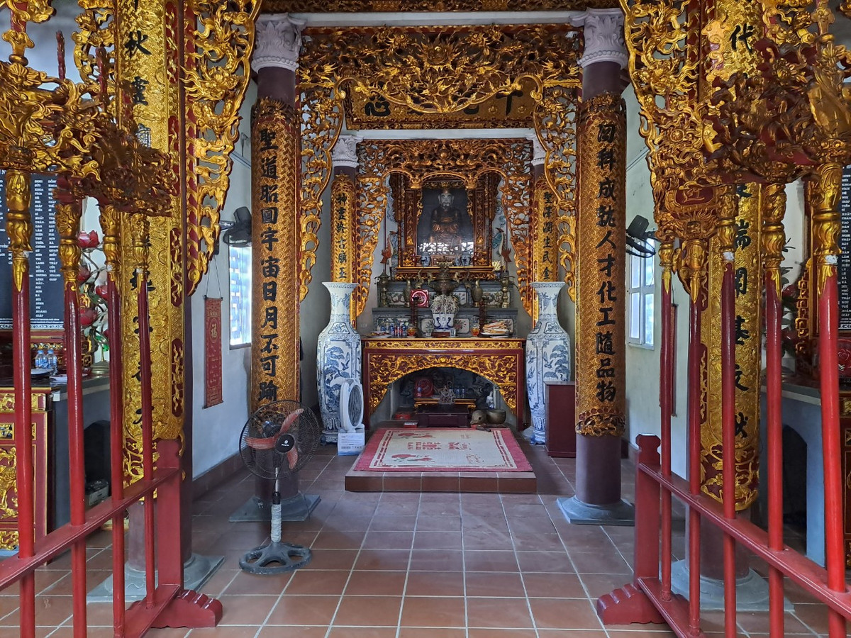 Văn Miếu Xuân La bây giờ là nơi tụ họp của nhiều hoạt động văn hóa giàu tính nhân văn như tổ chức giao lưu, bình thơ, triển lãm thư pháp, cho chữ đầu xuân, khuyến học khuyến tài...