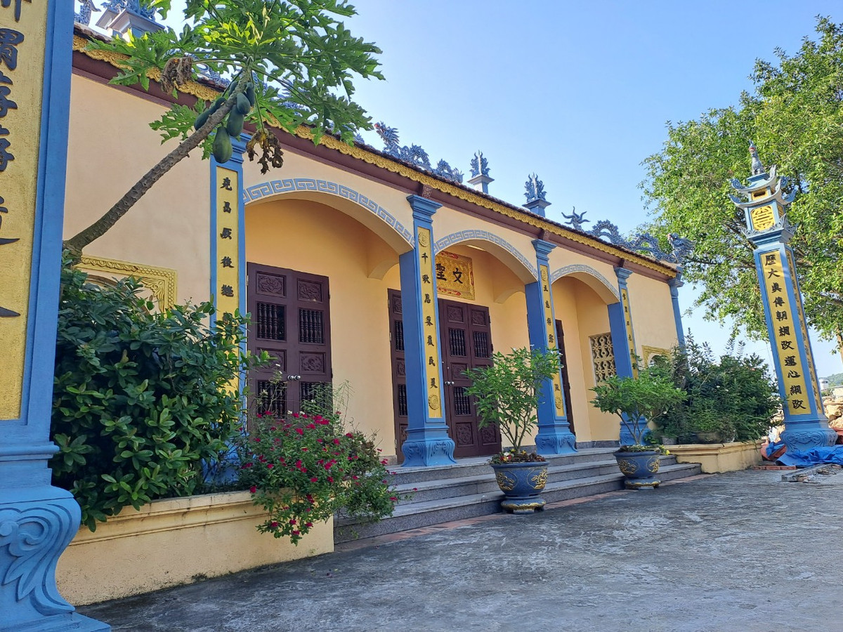 Văn miếu xưa có quy mô khang trang và sầm uất nhất vùng: Tòa điện thánh cột xà bằng đá, có tượng thánh Khổng Tử và Tứ Phối (Nhan Tử, Mạnh Tử, Tăng Tử và Tư Tử) cũng bằng đá cẩm thạc cao to như người thật. Tòa tiền tế 5 gian gỗ lim chạm khắc cầu kỳ, có hoành phi câu đối sơn thếp rực rỡ. Bên tả có nhà bia tiến sỹ đặt lên lưng rùa. Bên hữu là nhà hội tư văn. Trước cửa Miếu có hồ hình bán nguyệt, xung quanh trồng nhiều cây cổ thụ bốn mùa xanh tươi, chim hót ríu rít suốt ngày. Theo văn bia được tìm thấy thì từ thời Chánh Hòa (1680) quan lộ, quan phủ vẫn về tế ở Miếu.