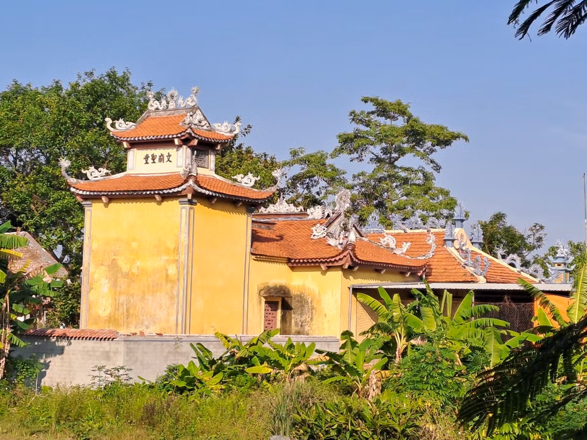 Hiện Văn miếu Xuân La được xây dựng lại trên nền đất cũ rộng 1.800m2, gồm 1 cung thánh 2 tầng mái đao, lợp ngói vẩy cá; toà văn thánh 3 gian thờ Khổng Tử ở chính giữa, 2 bên tả và hữu thờ bia ghi văn thánh kiến trúc theo kiểu thuận chồng, mái ngoài bít nóc đao cong, lợp ngói vẩy. Tháng 8/2010, Văn Miếu Xuân La được xếp hạng di tích lịch sử văn hóa cấp thành phố.