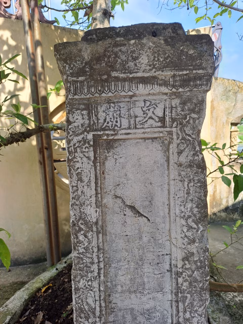 Trong khi đào vét đáy ao thì ông Vũ Văn Hoạt, một người dân trong làng đào được tảng đá hình trụ cao hơn 1m, bốn mặt rộng 0,25m đều có khắc nhiều chữ nho. Thấy vậy mọi người mới nhờ người đọc hộ và biết được đây là một văn bia ghi chép danh tính 14 vị tiến sỹ nho học của huyện Nghi Dương đỗ đại khoa từ đời vua Lê Hồng Đức lại đây.