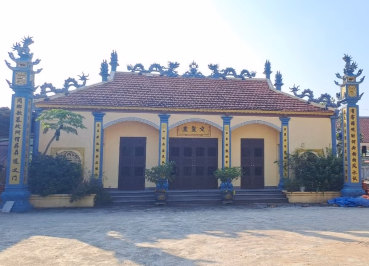 Văn Miếu Xuân La nằm ở phía Tây Nam Núi Đối thuộc địa phận thôn Xuân La, xã Thanh Sơn, huyện Kiến Thụy, TP. Hải Phòng, được xây dựng từ thế kỷ thứ 15, cách đây đã hơn 400 năm. Vào thế kỷ 16, nhà Mạc lấy Nghi Dương làm kinh đô thứ 2 (gọi là Dương Kinh). Văn miếu Xuân La được coi là một trường thi lớn của Dương Kinh, kinh đô ven biển.