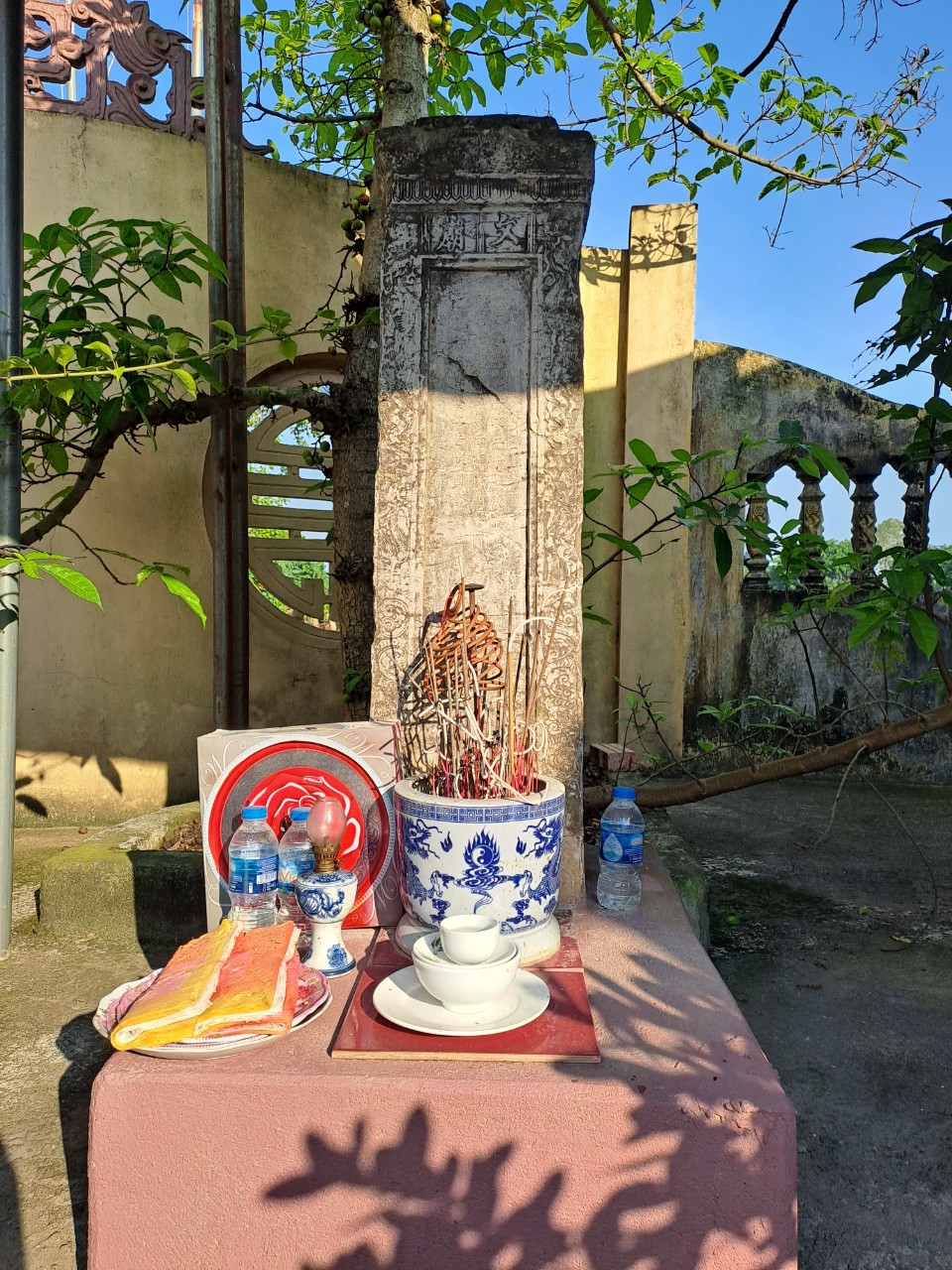 Sau khi biết rõ lai lịch của văn bia, ông Ngô Quang Khoát cùng bà Chung Thị Dán, bà Nguyễn Thị Xòa đã vận động bà con trong xóm dựng chiếc am nhỏ trên nền Văn Miếu cũ che mưa nắng cho cây thạch trụ và lập hai bài vị tiến sỹ của làng để tưởng nhớ như là một sự tri ân các bậc hiền tài.