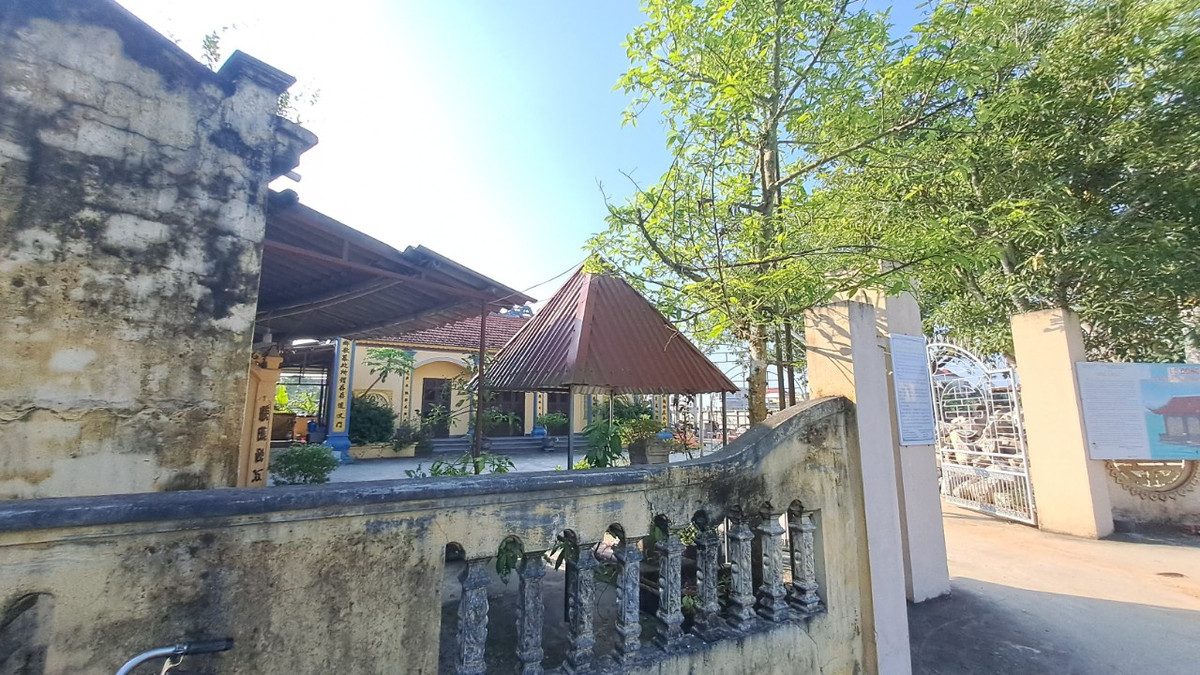 Các cụ cao niên ở thôn Xuân La, xã Thanh Sơn, huyện Kiến Thuỵ, TP. Hải Phòng vẫn thường kể câu chuyện về lời nguyền đá nổi.