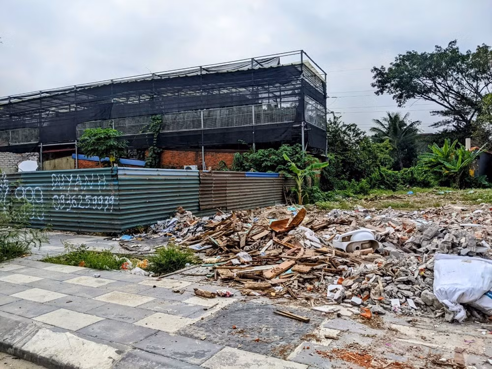 Đường nghìn tỷ thành nơi đổ rác thải sinh hoạt, rác thải xây dựng...