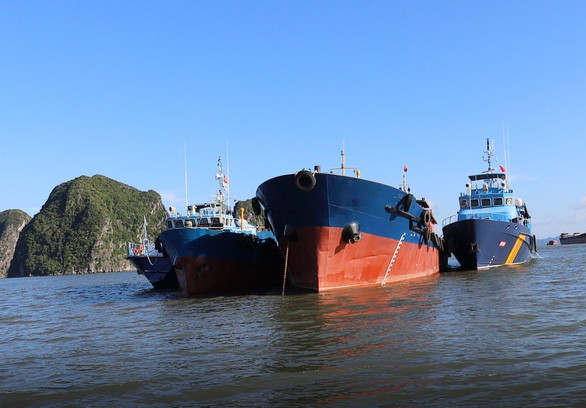 Quảng Ninh: Gian nan phòng chống buôn lậu xăng dầu trên biển - Hình 2 Quang Ninh: Gian nan phong chong buon lau xang dau tren bien-Hinh-2