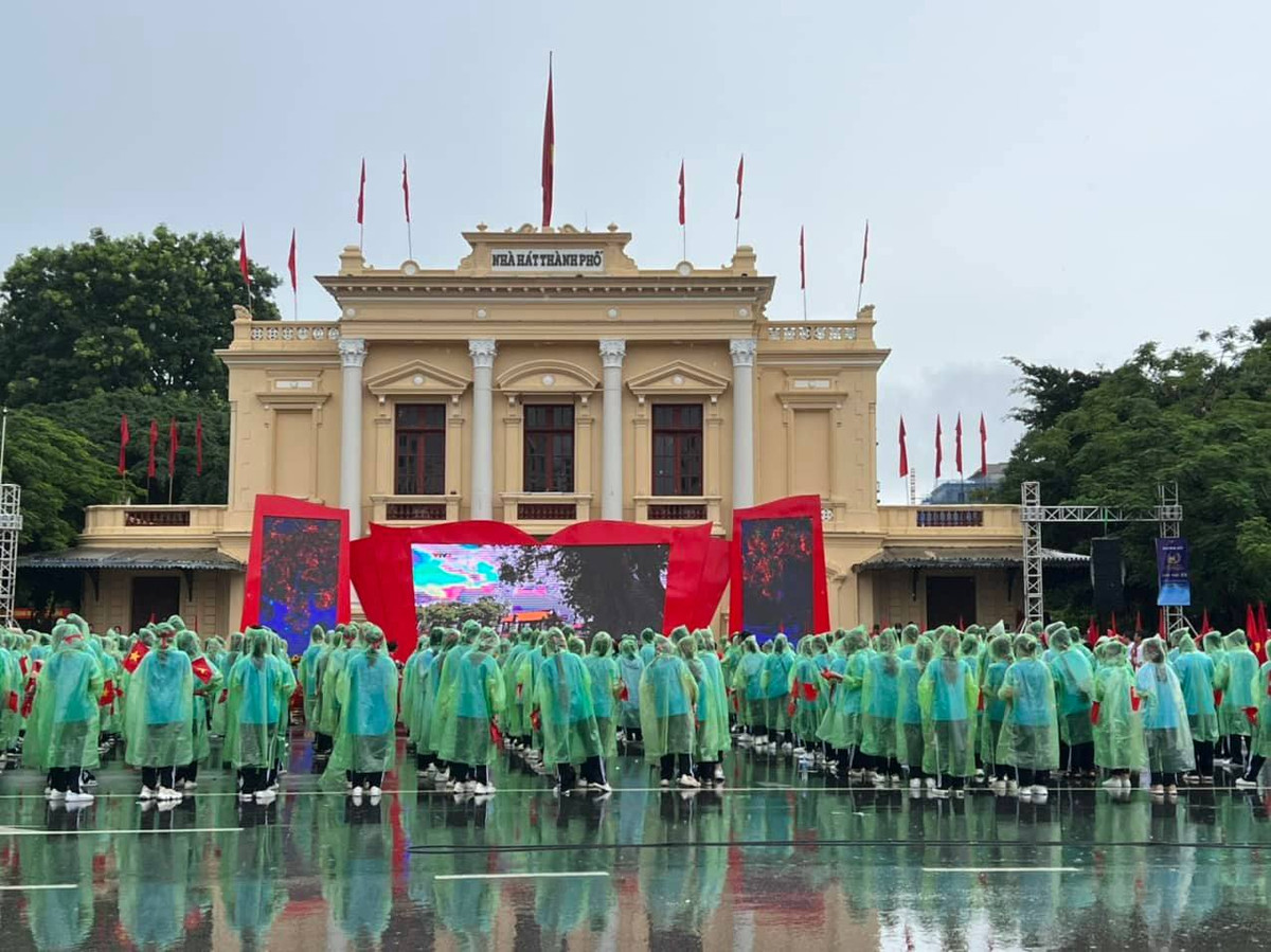 Hai Phong: Hang nghin CDV doi mua co vu cho Vu Bui Dinh Tung