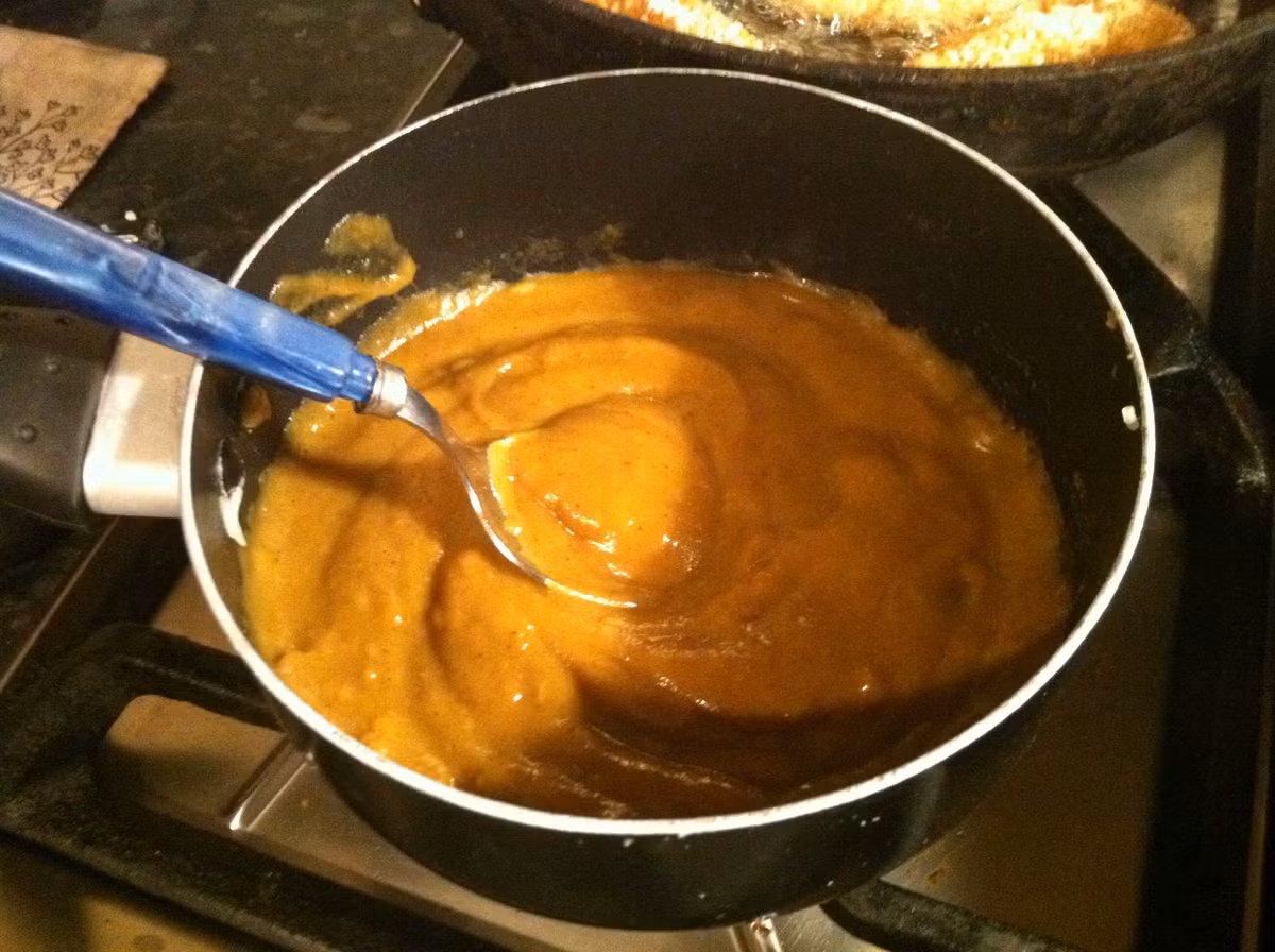 Sau khi trộn đều nước hầm xương, kem tươi và hột cà ri, đổ phần nước sốt trắng vào và khuấy đều đến khi nước sốt mịn. Ảnh: The Recipe Shed.