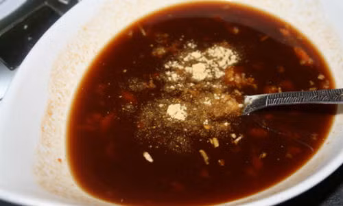 Có thể kết hợp sốt Teriyaki với gừng băm, tỏi băm để món ăn thêm đậm đà. Ảnh: Cuisine