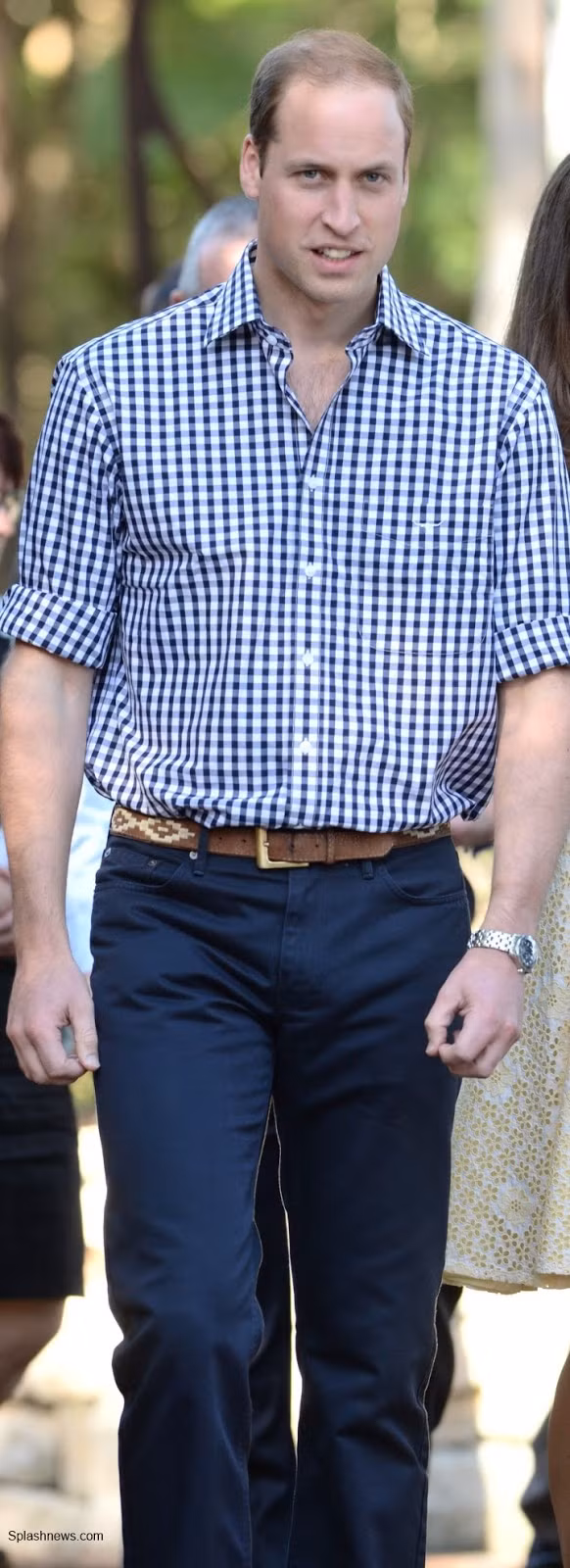 Hoàng tử Anh thanh lịch với sơ mi kẻ ca rô thời thượng. Ảnh: Duchess Kate.