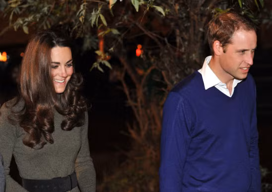 Hoàng tử William giản dị với sơ mi và áo len khi dạo phố cùng vợ. Ảnh: Posh24.