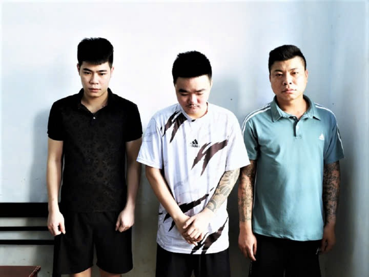 Bắt nhóm lừa bán xe giá rẻ, chiếm đoạt hơn 10 tỷ đồng Bat nhom lua ban xe gia re, chiem doat hon 10 ty dong