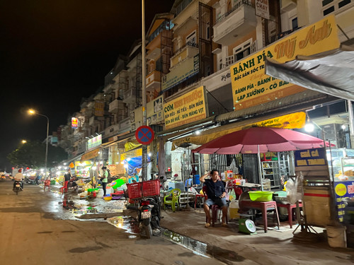 Bán hàng tự phát quanh chợ đầu mối, vì sao khó dẹp? Ban hang tu phat quanh cho dau moi, vi sao kho dep?