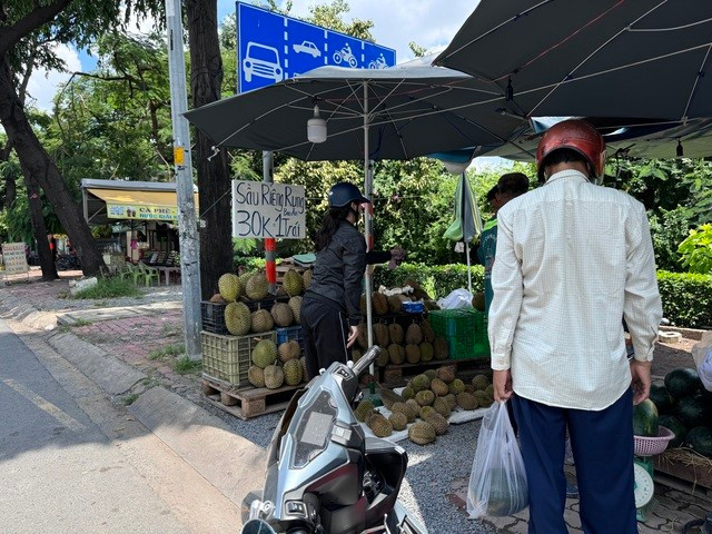 Thuc hu sau rieng 30.000 dong/trai ban day via he TPHCM