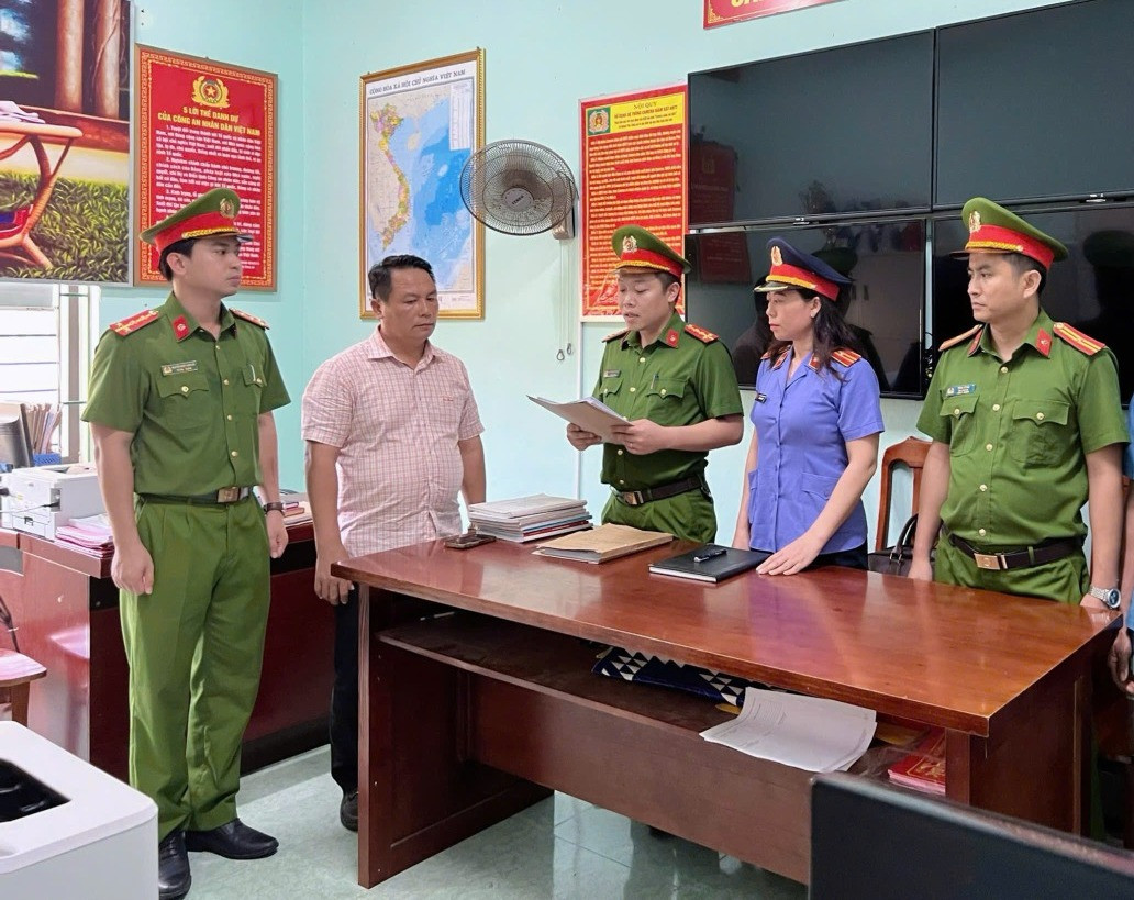 Giám đốc doanh nghiệp ở Quảng Bình bị bắt vì trốn thuế Giam doc doanh nghiep o Quang Binh bi bat vi tron thue