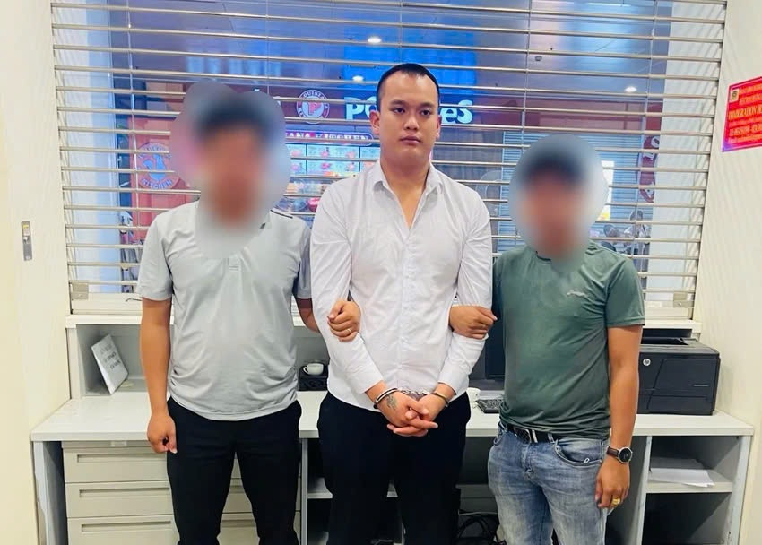 “Dat lon” bi bat giu khi vua xuong san bay Noi Bai