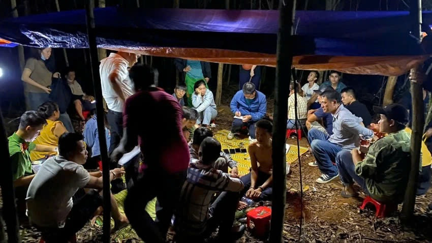 Bắt quả tang 18 con bạc đang say sưa sát phạt nhau giữa rừng Bat qua tang 18 con bac dang say sua sat phat nhau giua rung