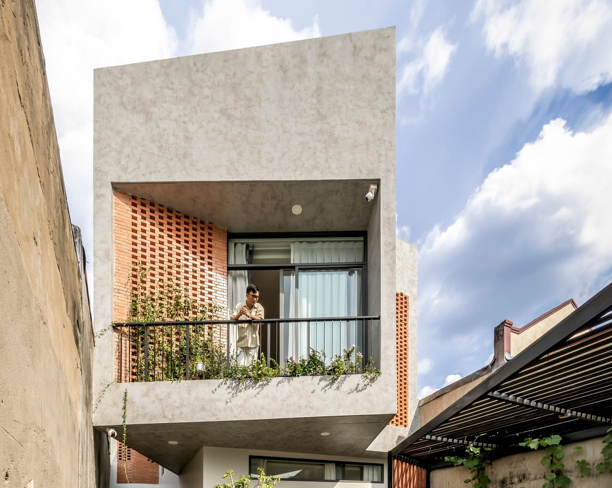 Tầng hai phản ánh bố cục của tầng một, với mặt tiền hướng về phía Bắc để tránh ánh nắng trực tiếp.