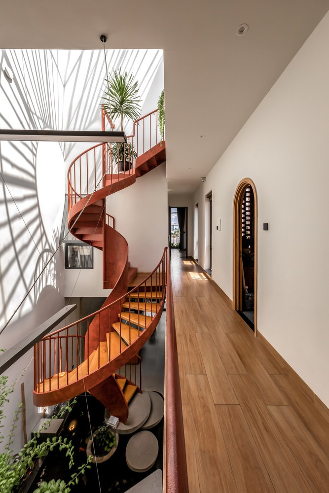 Bố cục ZigZag sắp xếp các khu vực chức năng một cách hiệu quả, mở ra một trục trung tâm cho luồng không khí và ánh sáng tự nhiên vào nhà.