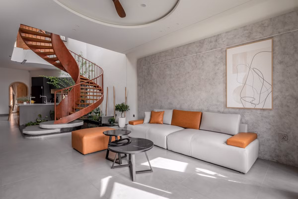 Tầng một được thiết kế theo bố cục ZigZag, có cả lối đi chính và phụ, tạo ra hai khu vực lưu thông riêng biệt. Thiết kế này không chỉ mang lại cho ngôi nhà cảm giác "được giấu kín" khỏi tầm nhìn trực tiếp ra ngã tư mà còn mang lại một số lợi thế đáng kể.