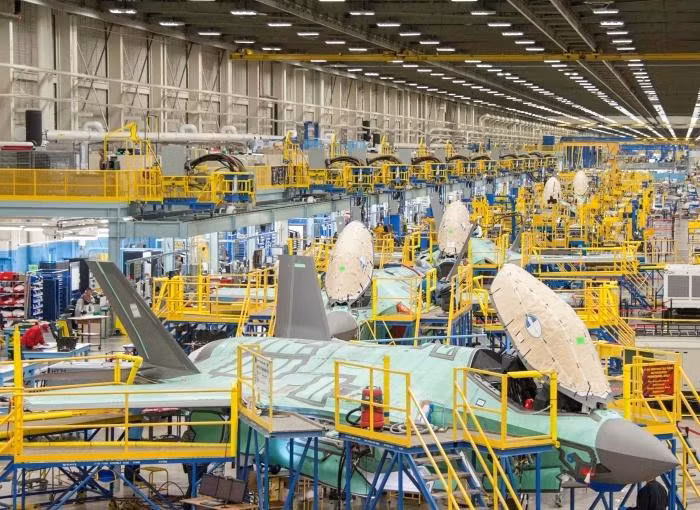 Theo công bố, hiện tại Tập đoàn Lockheed Martin và Bộ Quốc phòng Mỹ đã đồng ý trì hoãn việc sản xuất F-35 Lightning II, bởi vì quân đội kiên quyết kiểm tra thiết kế cuối cùng của phương tiện trên Môi trường mô phỏng chung (JSE).