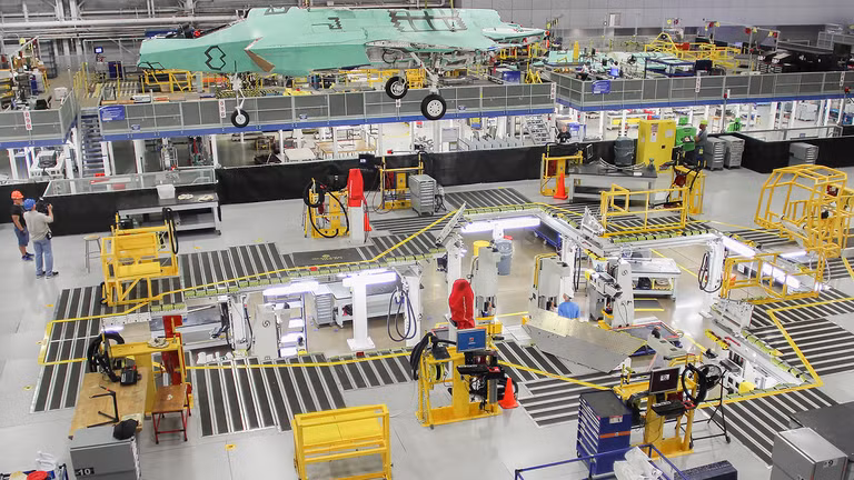 "Những loại vũ khí đó chẳng hạn như hệ thống tên lửa phòng không tầm xa S-400 Triumf của Nga và máy bay chiến đấu tàng hình J-20 của Trung Quốc", tạp chí Popular Mechanics viết như trên.