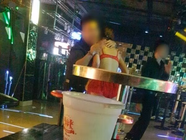 Chong ham hat “tay vin”, phan khich khi ban tan ve gai la