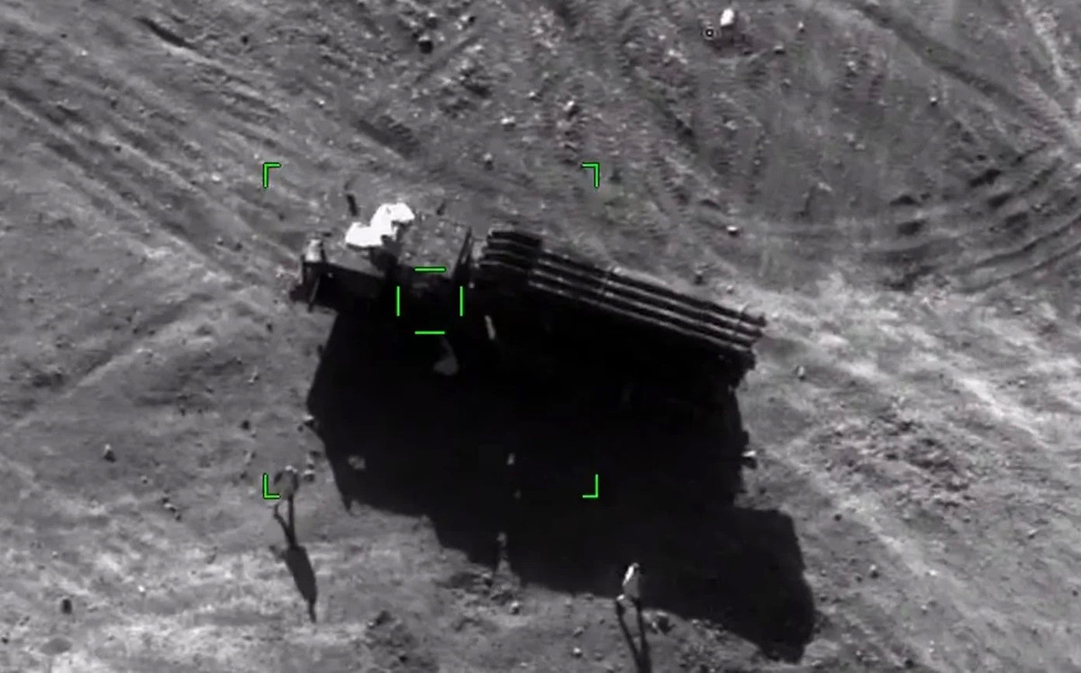 “Khẩu đội BM-30 Smerch thuộc lực lượng vũ trang Armenia nhằm mục tiêu vào khu dân cư và cơ sở hạ tầng dân sự ở thành phố Barda, điều này đã được xác định bởi các đơn vị tình báo của chúng tôi”, Bộ Quốc phòng Azerbaijan cho biết.