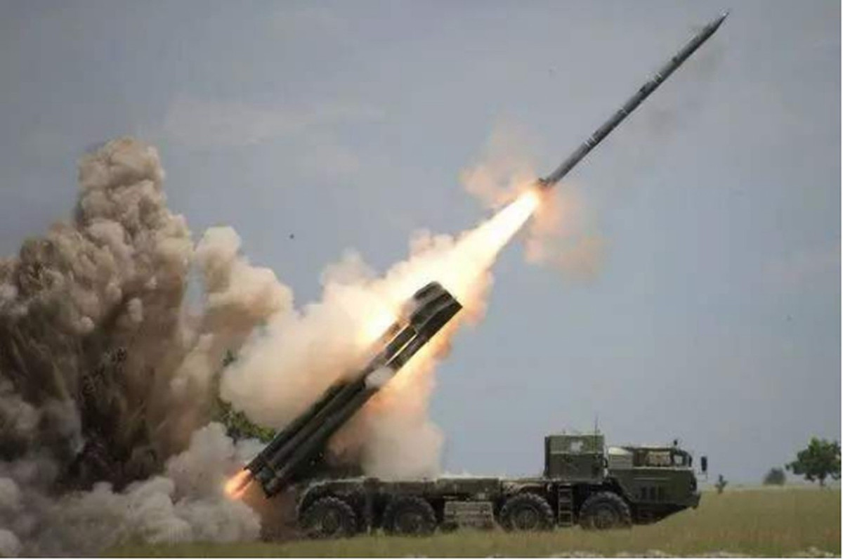Smerch có thể bắn hết 12 đạn rocket nặng 800 kg, mang đầu đạn 243 kg trong 10 giây, thời gian nạp lại hết 20 phút. Một tiểu đoàn gồm 4 xe phóng với 48 đạn sẽ hủy diệt một khu vực có diện tích 640.000 m2 (hình vuông 800 x 800 m).
