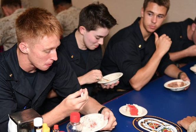 Cuu binh he lo bua an “kinh tom” cua linh My tren tau chien