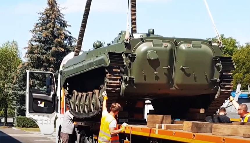 Việc khôi phục sản xuất MT-LB, được hứa hẹn trở lại vào năm 2015 mà không có các bộ phận của Nga tại Nhà máy Máy kéo Kharkov vẫn là một lời hứa, bởi vậy phương án đi mua về tỏ ra khả thi hơn.