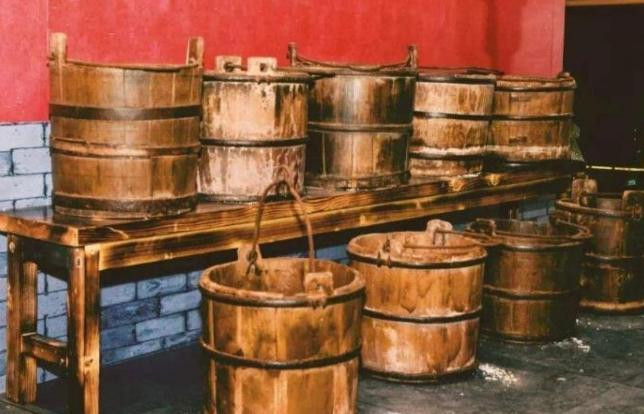 Mỗi ngày, toàn bộ chất thải khi đi vệ sinh sẽ được một bộ phận chuyên trách chuyển ra khỏi Tử Cấm Thành. Những quan phòng và thùng chứa được cọ rửa sạch sẽ. Nhờ vậy, không có nơi nào bên trong cung điện hoàng gia có mùi hôi thối khó chịu, ảnh hưởng đến tôn nghiêm của hoàng đế.