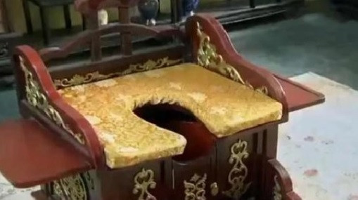 Quan phòng dành cho hoàng đế và những phi tần có địa vị cao trong hậu cung còn được thiết kế đệm gấm, có chỗ gác tay hai bên. Thiết kế này nhằm giúp cho người dùng thoải mái khi đi vệ sinh.