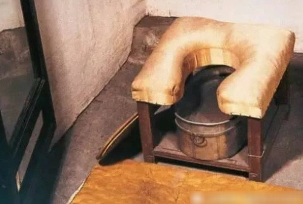 Cụ thể, hoàng đế và các phi tần trong hậu cung sẽ sử dụng quan phòng. Chúng được làm từ những loại gỗ quý, có mùi hương, bao quanh bởi những mảnh gỗ thơm.