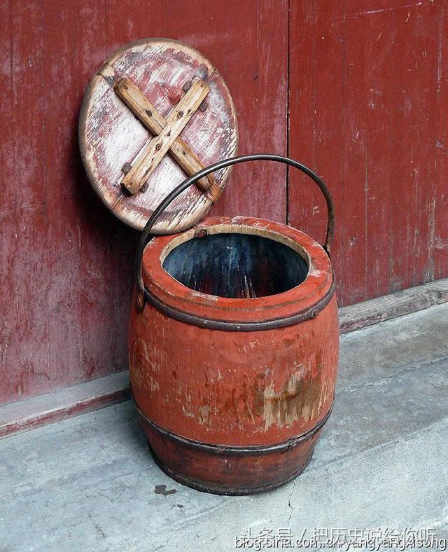 Trong khi đó, cung nữ và thái giám sử dụng phiên bản "nhà vệ sinh di động" thấp hơn. Họ dùng các thùng gỗ. Chúng được đặt ở những nơi kín đáo để cung nữ và thái giám dùng khi có "nhu cầu".