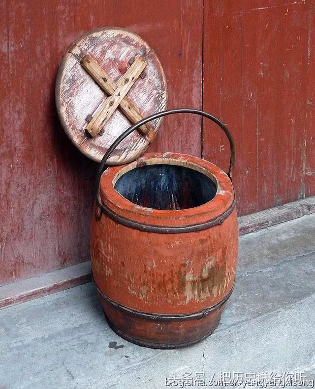 Trong khi đó, cung nữ và thái giám sử dụng phiên bản "nhà vệ sinh di động" thấp hơn. Họ dùng các thùng gỗ. Chúng được đặt ở những nơi kín đáo để cung nữ và thái giám dùng khi có "nhu cầu".