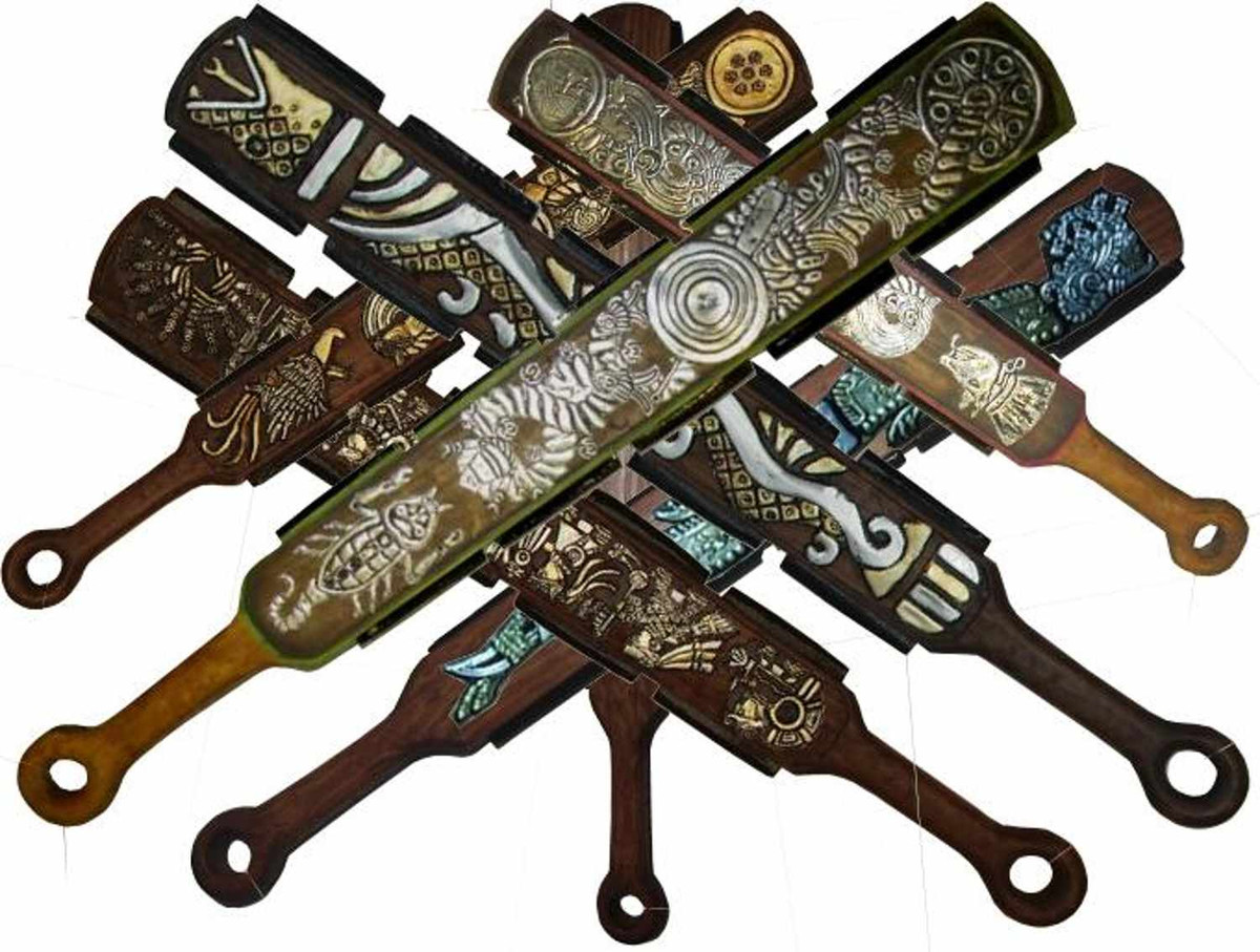 Thoạt nhìn, Macuahuitl giống một cây gậy bằng gỗ có gắn các lưỡi kiếm obsidian dài khoảng 3 cm. Đây là vũ khí cận chiến thường được các chiến binh Aztec sử dụng trên chiến trường.