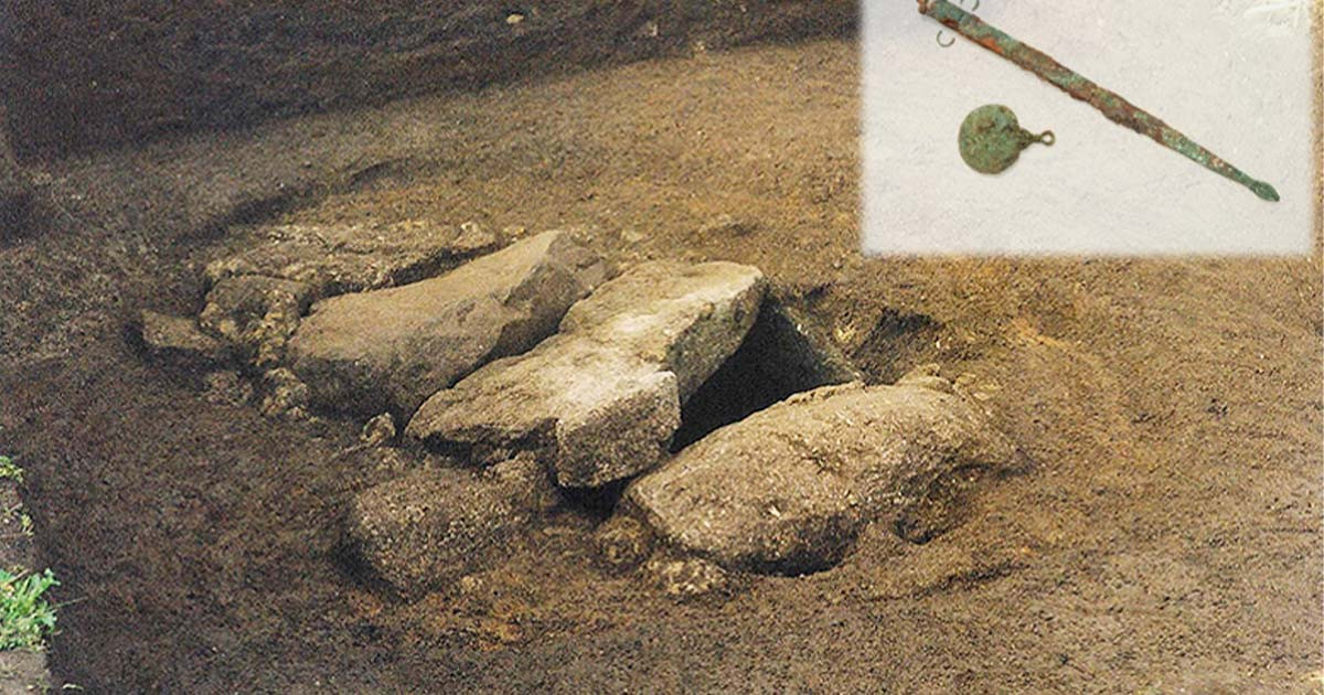 Do ngôi mộ có niên đại vào khoảng năm 100 trước Công nguyên - 50 trước Công nguyên nên tình trạng bộ hài cốt không tốt. Vì vậy, các nhà nghiên cứu mất nhiều thời gian để xác định giới tính của thi hài chôn cất trong mộ cổ khoảng 2.000 tuổi.