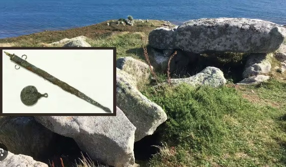 "Những phát hiện của chúng tôi mang đến cơ hội thú vị để tìm hiểu lại ngôi mộ quan trọng này. Chúng cung cấp bằng chứng về vai trò quan trọng của người phụ nữ trong chiến tranh ở Scilly thời Đồ Sắt", Sarah Stark, nhà sinh vật nghiên cứu xương người tại tổ chức Historic England, cho hay.