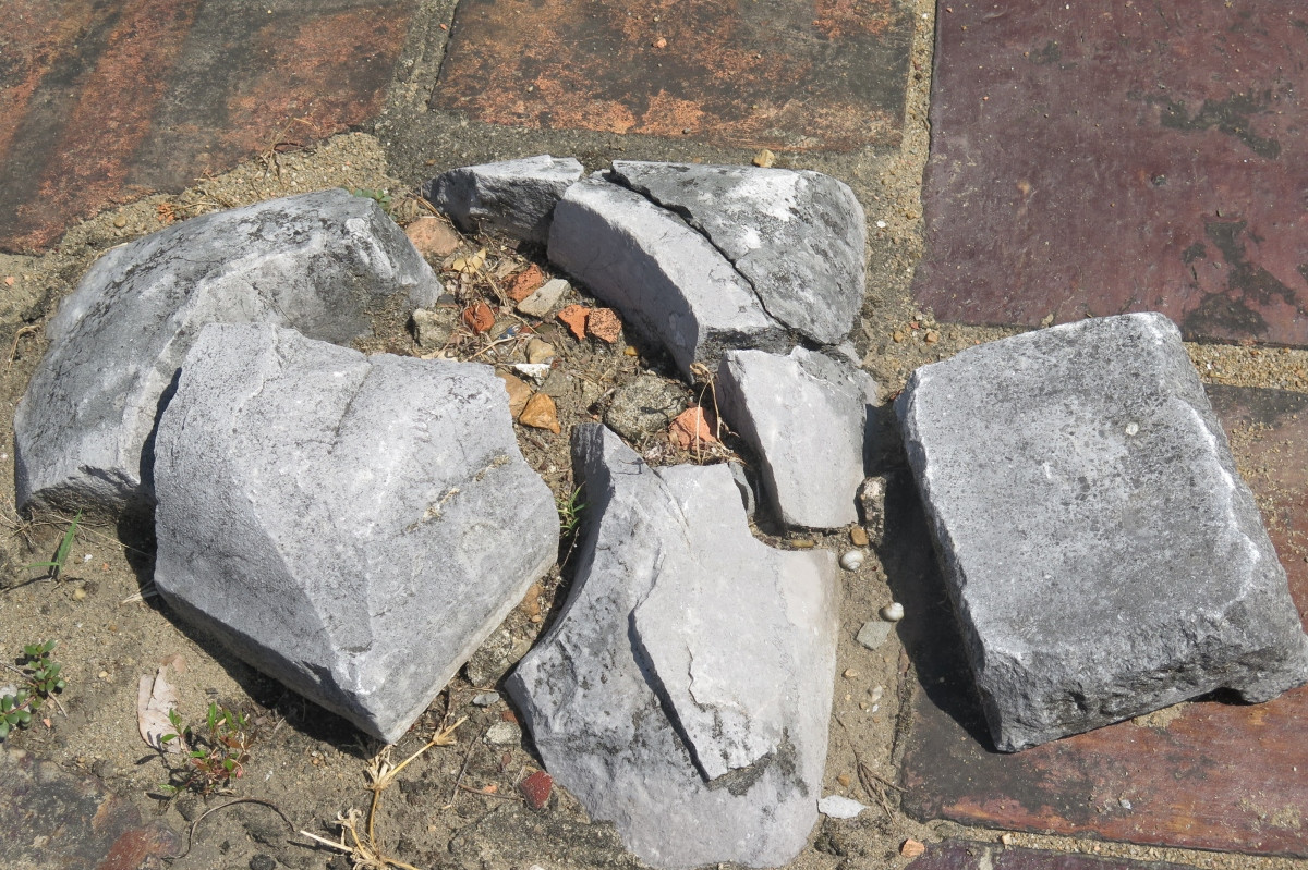 Tại hiện trường, lực lượng đào khảo cổ thu thập được nhiều mảnh sành sứ, gạch vồ… Các hố đào xuất lộ nhiều dấu tích nền móng của di tích điện Cần Chánh như các chân trụ đá, bậc cấp. Ảnh: VOV.