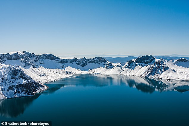 Đến tháng 8/1962, "quái vật" hồ Thiên Trì được báo cáo tái xuất. Khi đó, một nhân chứng quan sát qua kính viễn vọng thấy 2 sinh vật lớn dường như chơi đùa và rượt đuổi nhau trên mặt hồ.